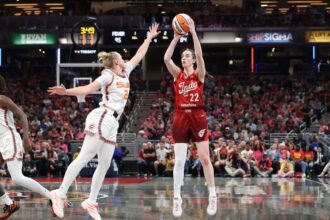 Clark y Mitchell suman 68 puntos en la contundente victoria de las Fever sobre las Sun