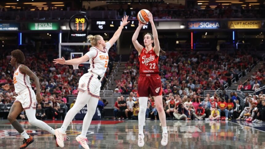 Clark y Mitchell suman 68 puntos en la contundente victoria de las Fever sobre las Sun