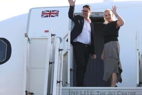Andy Burnham, enfocado en Reino Unido, comienza a acumular millas en viajes internacionales