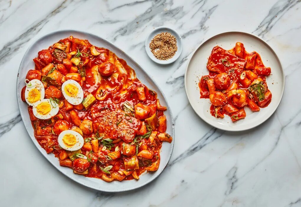 Aprende a preparar tteokbokki, los famosos pasteles de arroz picantes coreanos