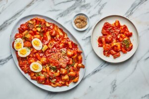 Aprende a preparar tteokbokki, los famosos pasteles de arroz picantes coreanos