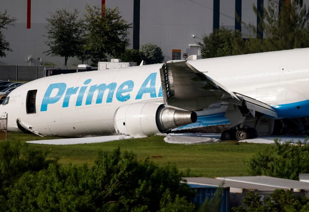Avión de carga de Amazon impactó dos vehículos y rebasó la pista: NTSB