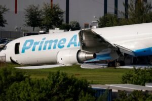 Avión de carga de Amazon impactó dos vehículos y rebasó la pista: NTSB