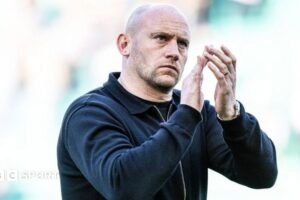 Ex Hibernian manager David Gray claps the supporters