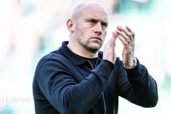 Ex Hibernian manager David Gray claps the supporters