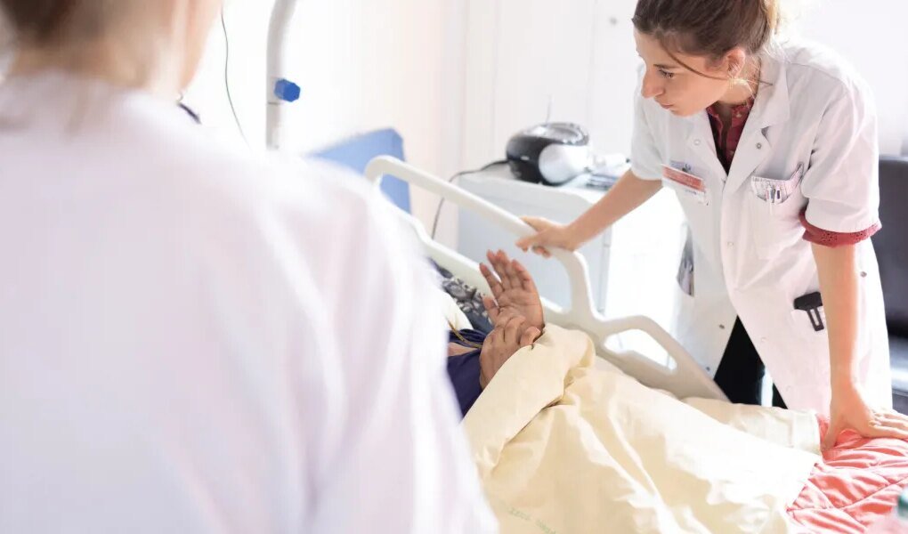 Personal de la salud enfrenta seguros más caros al dispararse los costos patronales