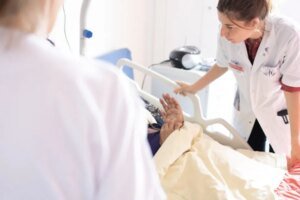 Personal de la salud enfrenta seguros más caros al dispararse los costos patronales