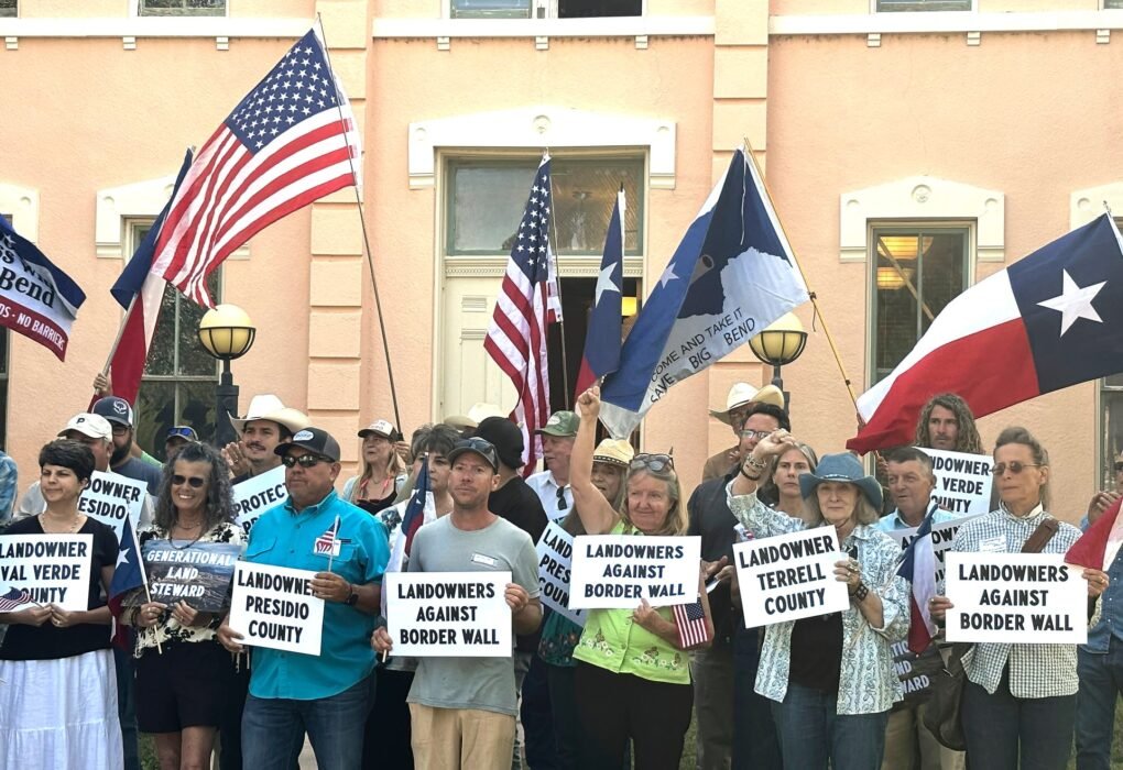 Propietarios en Texas piden a la justicia frenar el muro fronterizo de Trump