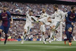 El Real Madrid vence 2-1 al Barcelona en el Camp Nou y acorta distancias